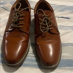 Boy’s Brown Leather Dress Shoes - size 4 EUC